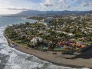 Chalet en venta en Estepona, Casasola. Villa de nueva...