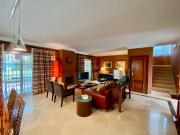 Chalet en venta en Estepona, Nueva Atalaya. Villa...