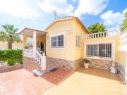 Chalet en venta en La Marina, Alicante Costa Blanca