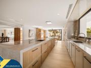 Chalet en venta en Marbella, Las Brisas. Villa con...