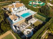 Chalet en venta en Marbella, Los Naranjos. Increíble...