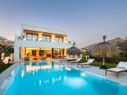 Chalet en venta en Marbella, Los Naranjos. Moderna villa...