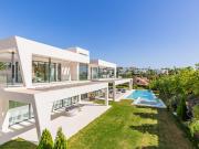 Chalet en venta en Marbella, Los Naranjos. Villa de 6...