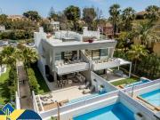 Chalet en venta en Marbella, Puerto Banús. Villa con...