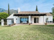 Chalet en venta en Marbella, Sierra Blanca. Villa de 5...