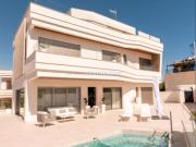 Chalet en venta en Orihuela, Campoamor. Villa con...