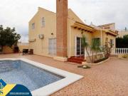 Chalet en venta en Orihuela, La Zenia. Villa con piscina...