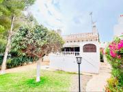 Chalet en venta en Orihuela, La Zenia. Villa en venta en...