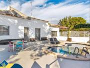 Chalet en venta en Orihuela, Punta Prima. Villa con...