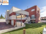 Chalet en venta en Villa de Otura. Espectacular Chalet...
