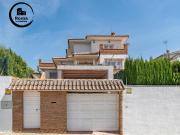 Chalet en venta en Villa de Otura. Tu refugio en la...