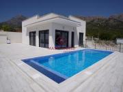 Chalet en venta en Polop, Alberca