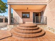 Chalet en venta en Serranillos del Valle. Amplio chalet...