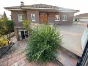 Chalet en venta en Serranillos del Valle. Impresionante...