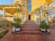Chalet en venta en Torrevieja, Aguas Nuevas. Descubre la...