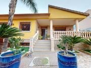 CHALET EN VENTA SEMIAMUEBLADO DE 360 M2 CON PISCINA A...