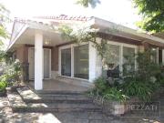 Chalet en venta. Zona Los Troncos. Jardin. 3...