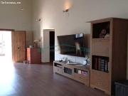 Chalet esquinero independiente de una planta con piscina...