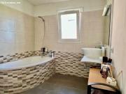 Chalet independiente con gran jardín y piscina