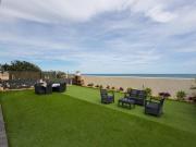 Chalet Independiente en Primera Línea de Playa: Tu...