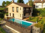 Chalet individual de piedra con piscina