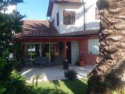 Chalet. Los Pinares.Tres dormitorios. Quincho. Parque
