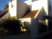 Chalet mediterráneo 4 ambientes piscina