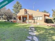 Chalet pareado con amplia parcela en Miraval