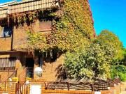 Chalet pareado en esquina: Elegancia y amplitud a...