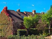 Chalet pareado en esquina: Elegancia y amplitud a...