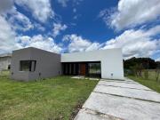 Chalet premium, todo en plata baja con quincho, pileta y...