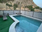 Chalet, Redovan
