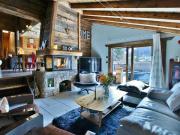 Chalet remplit d'histoire au coeur du village !