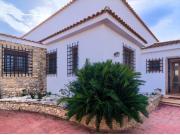 Chalet rustico con gran parcela y piscina