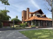 Chalet sobre 2 lotes con verde y piscina, Quilmes Oeste