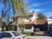Chalet sobre gran lote en Adrogué