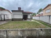 CHALET TRES AMBIENTES CON PARQUE Y COCHERA ZONA...