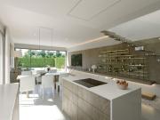 Chalets en construcción estilo vanguardista entre el mar...