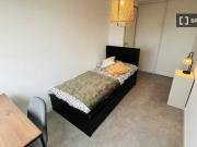 Chambre à louer dans un appartement partagé de 6...