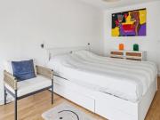 Chambre avec balcon – RER E à 4 min à pieds