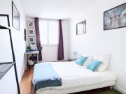 Chambre chaleureuse et lumineuse