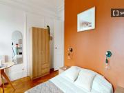 Chambre dans un appartement de 8 pièces à Pigalle...