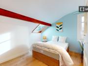 Chambre dans un appartement de 9 pièces en colocation à...