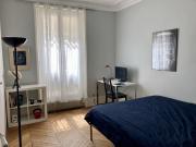 Chambre dans un appartement haussmannien