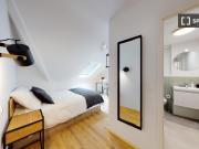 Chambre dans un appartement partagé de 11 chambres à...
