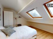 Chambre dans un appartement partagé de 11 chambres,...