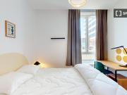 Chambre dans un appartement partagé de 14 chambres à...