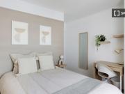 Chambre dans un appartement partagé de 7 chambres à...