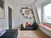 Chambre de service aménagée en studio avec vue sur Tour...