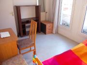 chambre lumineuse avec balcon dans un grand duplex